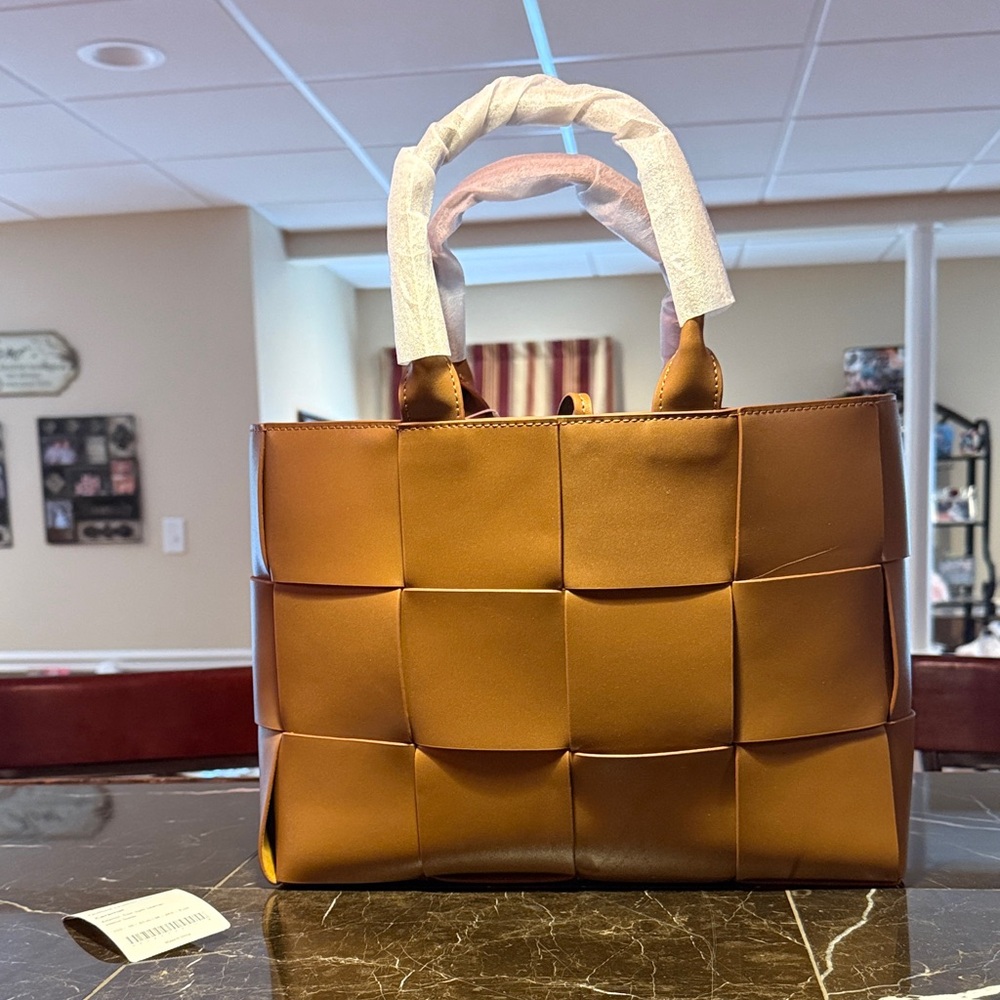 Essenzus caramel weave pattern leather bag with suede interior and tie closure